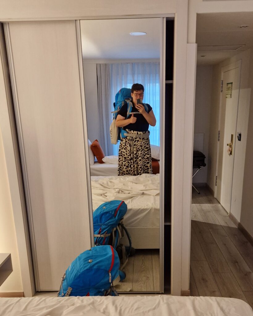 Bild aus dem Hotel mit den schweren Rucksäcken