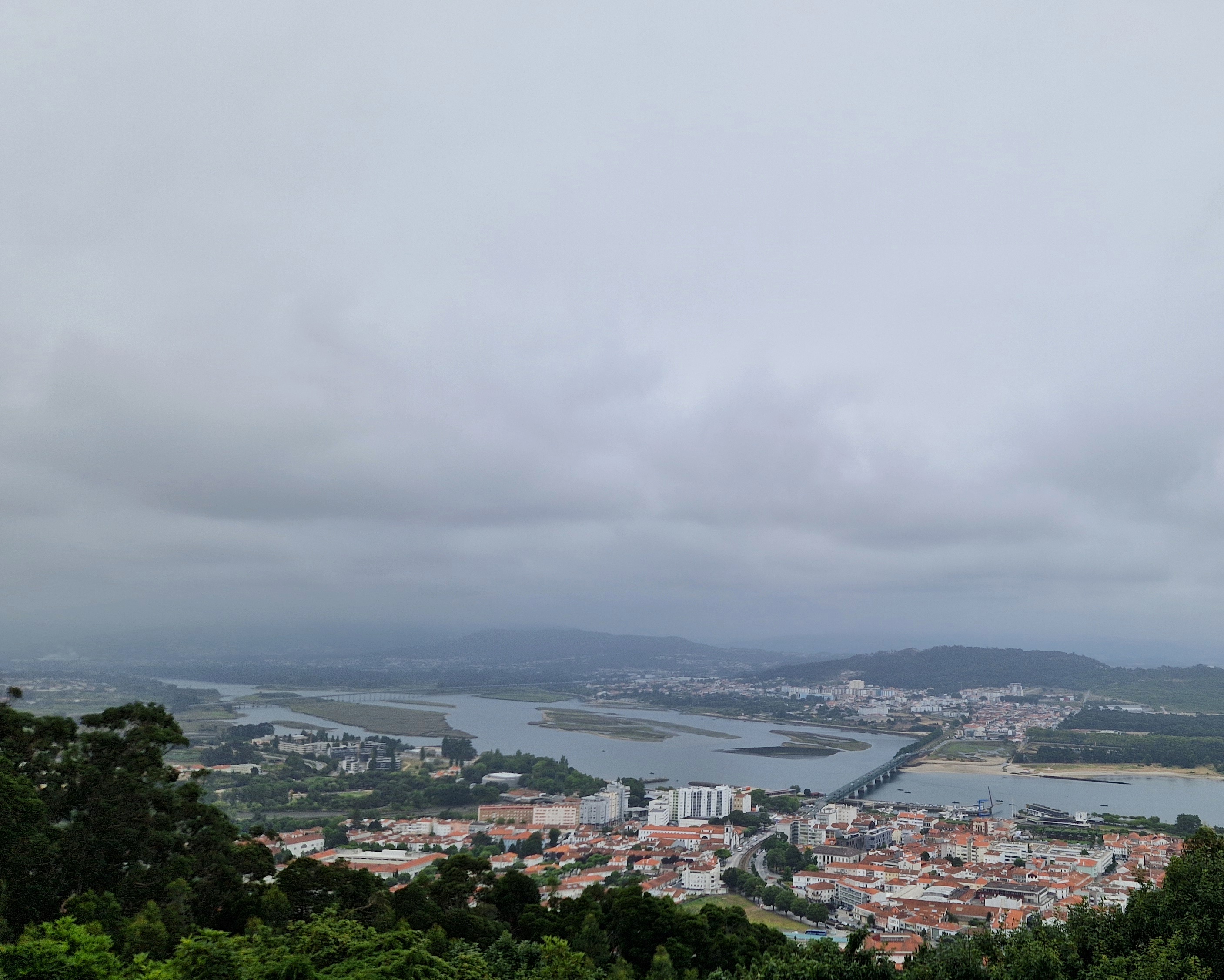 Blick auf die Stadt und den Fluss  vom Monte de Santa Luzia