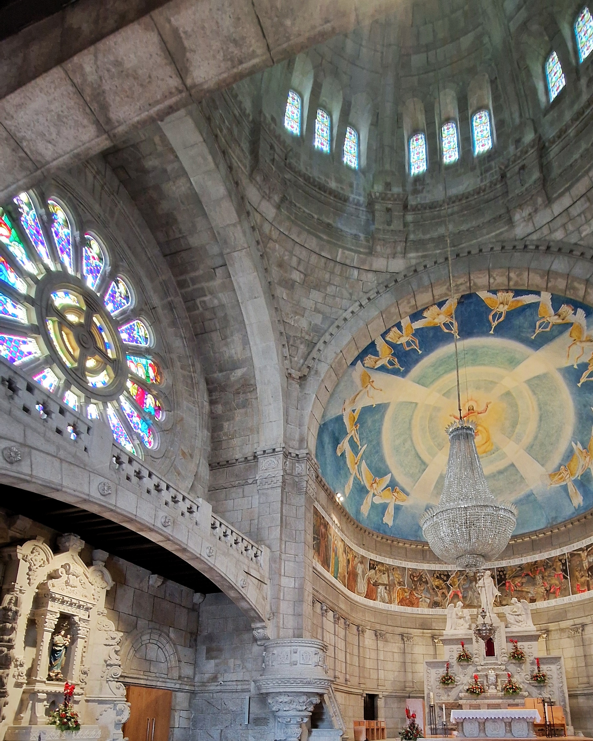 Altar, Buntglasfenster und Kuppel der Wallfahrtskirche Santuário do Sagrado Coração de Jesus