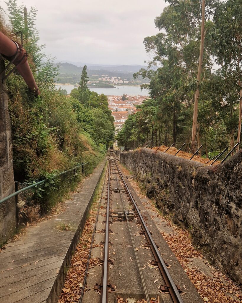 Fahrt in der Standseilbahn mit Blick auf Viana do Castelo