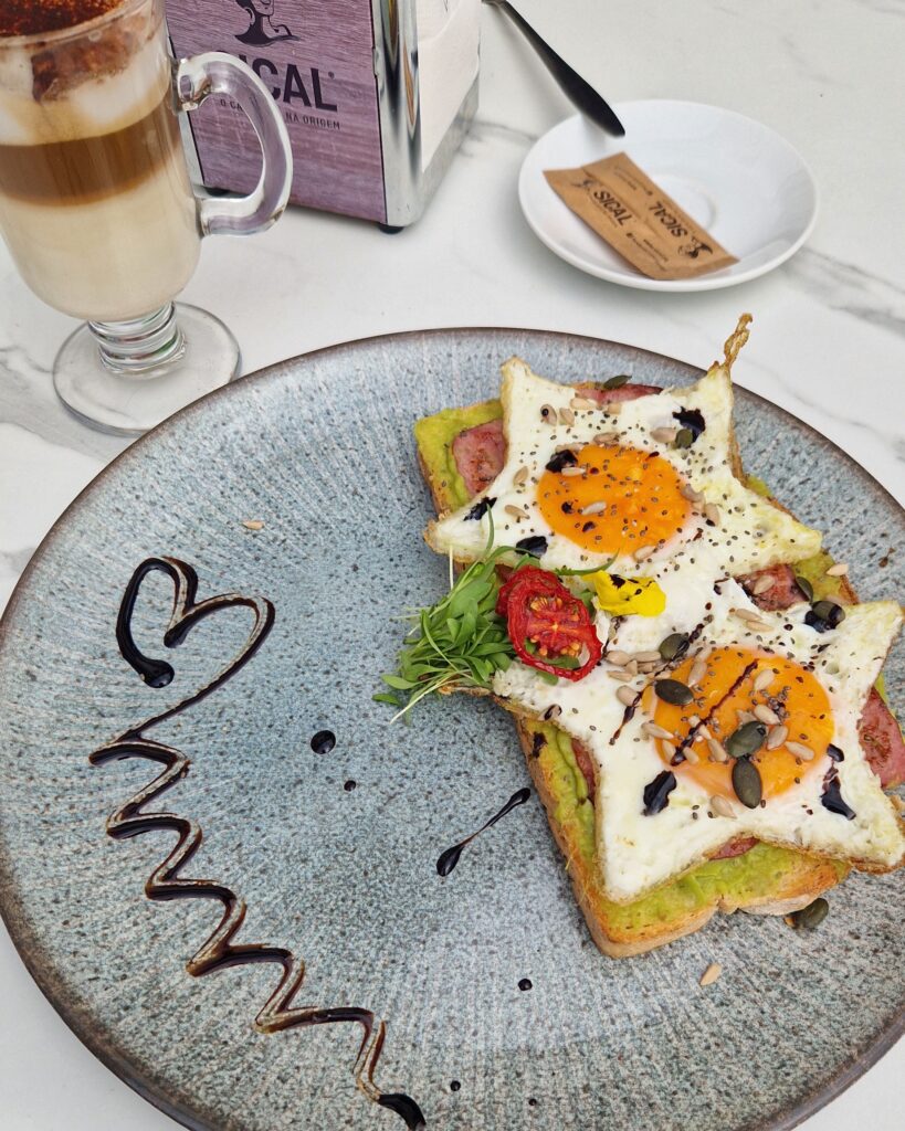 Frühstück im Café Estrelinha d'Chafé in Viana do Castelo 