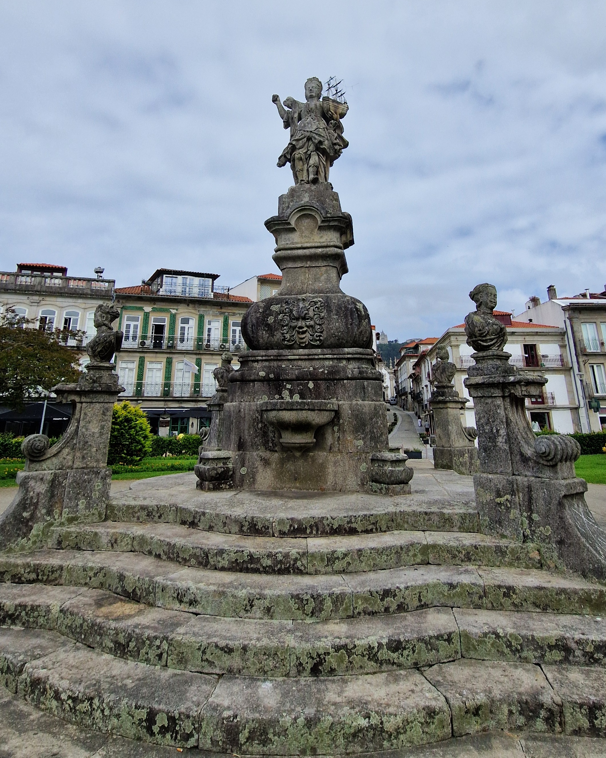 Statue an der Promenade von Viana do Castelo 