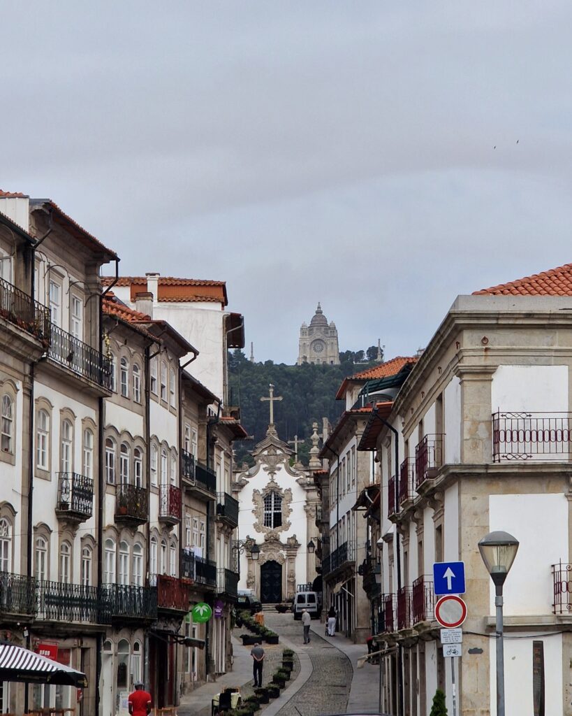Blick auf die Wallfahrtskirche vom Stadtzentrum in Viana do Castelo 