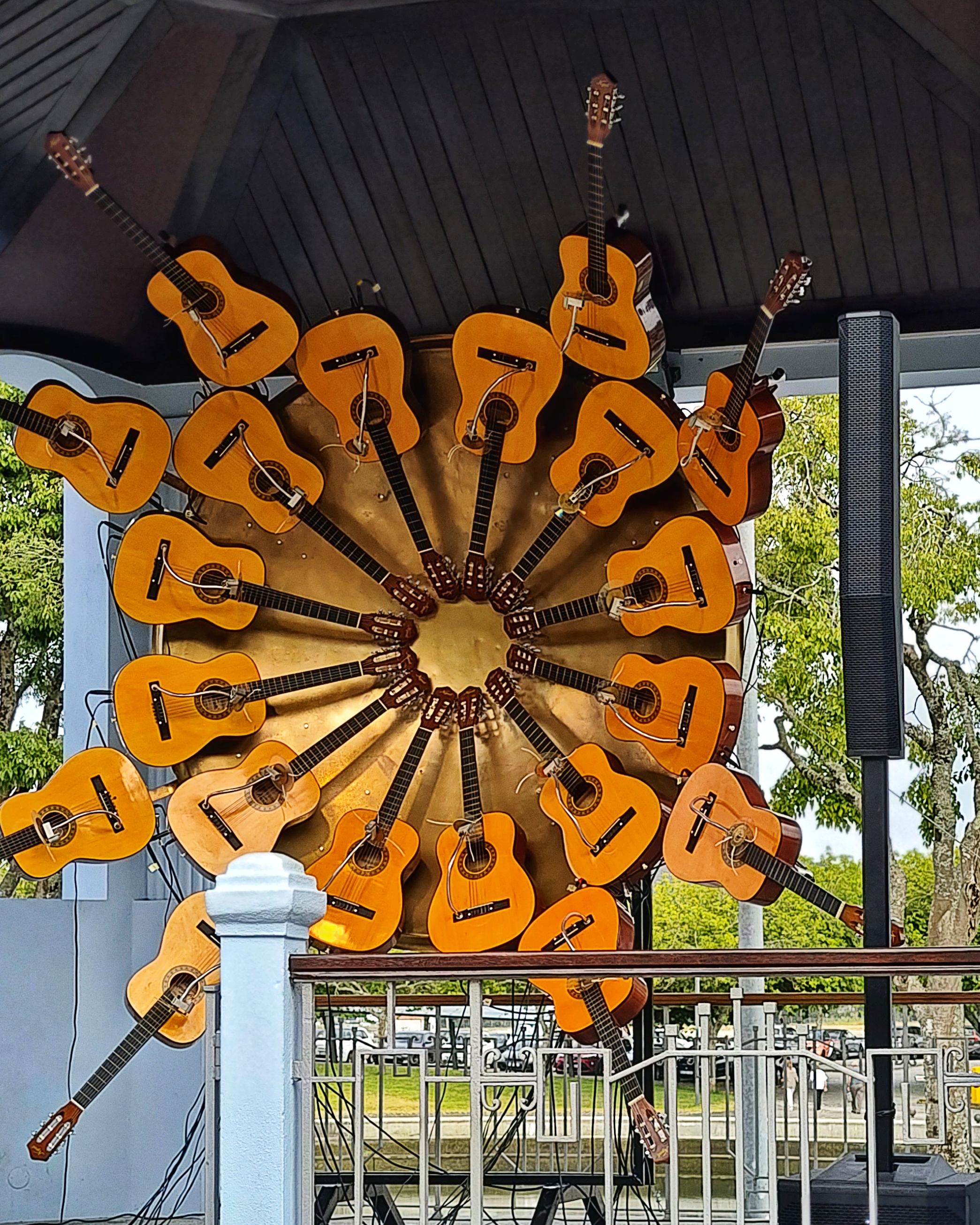 Kunstaustellung mit Gitarren an der Promenade von Viana do Castelo 