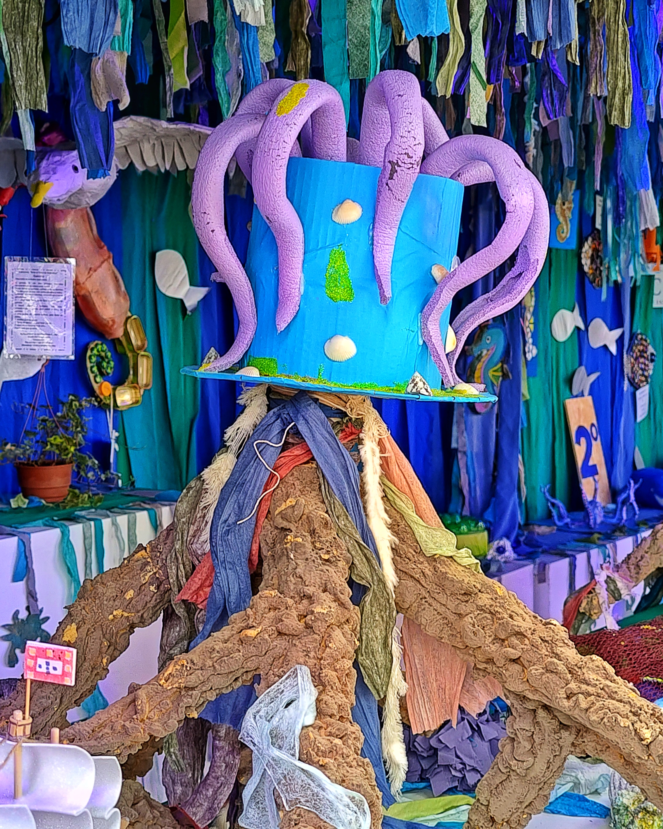 Kunstaustellung mit Meereswesen an der Promenade von Viana do Castelo 