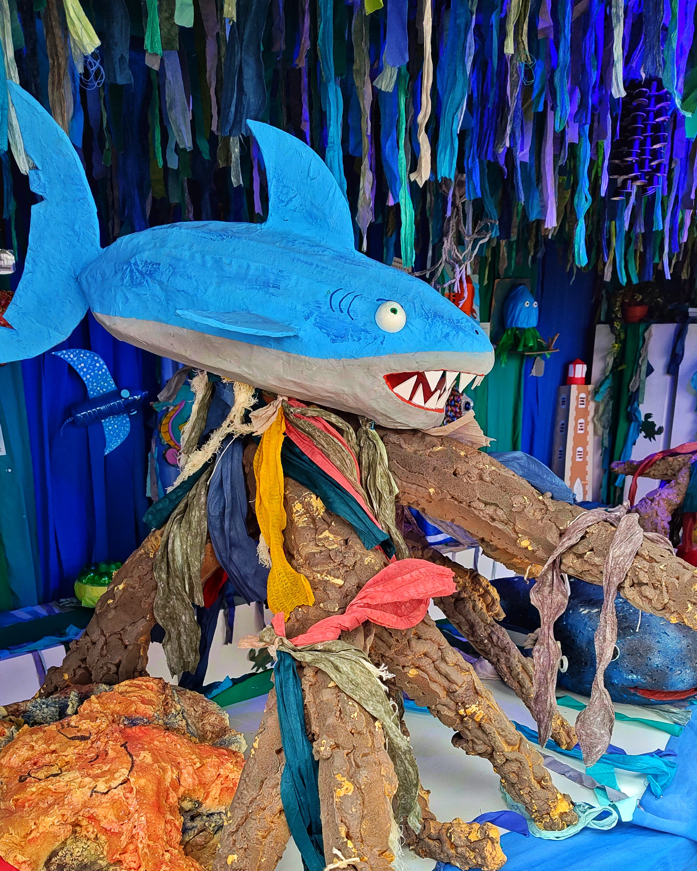 Kunstaustellung mit Meereswesen an der Promenade von Viana do Castelo 