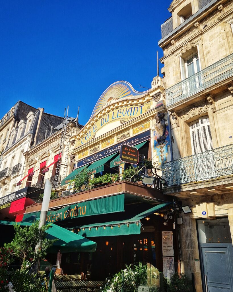 Bild vom " Cafés du levant" gegenüber des Bahnhofs in Bordeaux