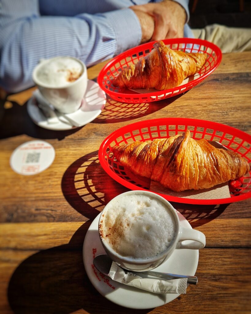 Bild vom Frühstück mit Cappuccini und Croissants