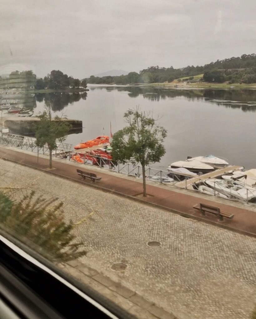 Bild aus dem Zug von einem kleinen Hafen