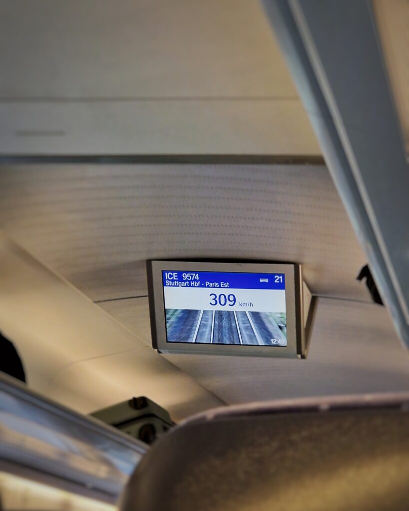 Die Geschwindigkeitsanzeige im Zug nach Paris mit satten 309 km/h