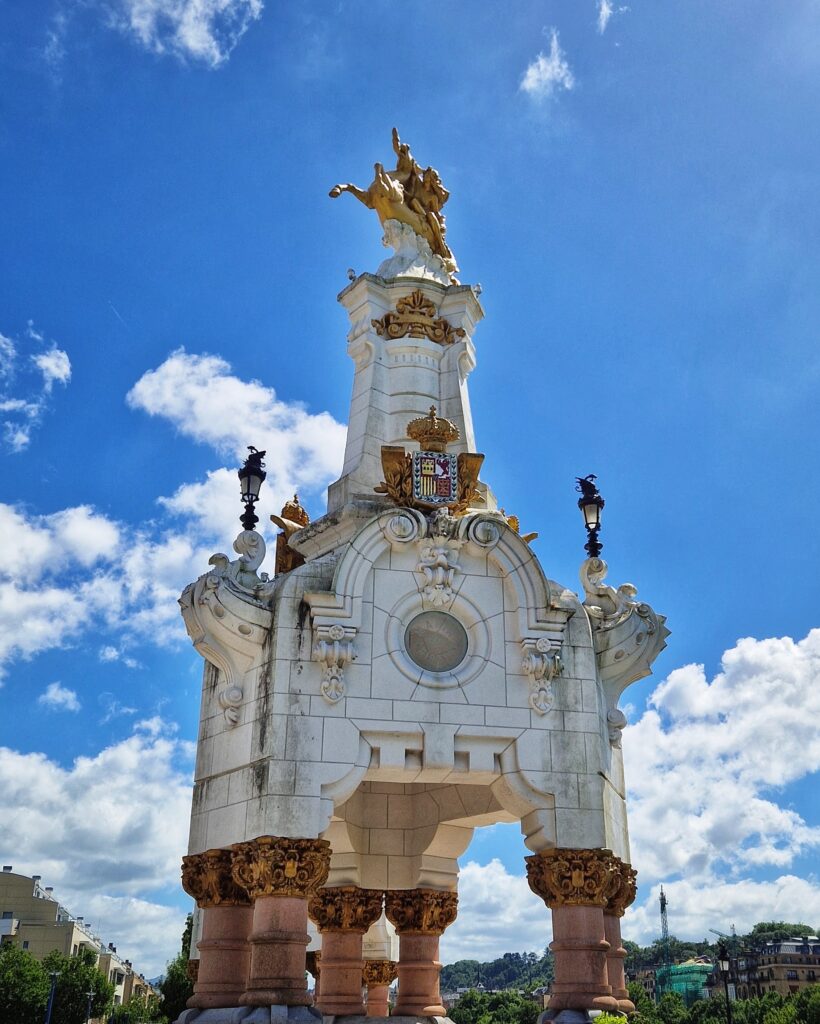 Bild einer Skulpur  in San Sebastián gegenüber des Bahnhofs