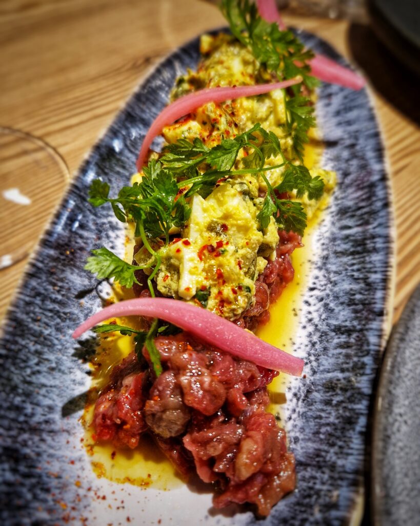 Frisches Tatar nach Art des Hauses im Les Décantés – Bordeaux