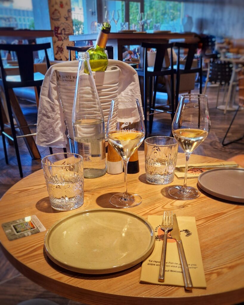 Wunderschöner Tisch bei tollem Ambiente im Les Décantés – Bordeaux