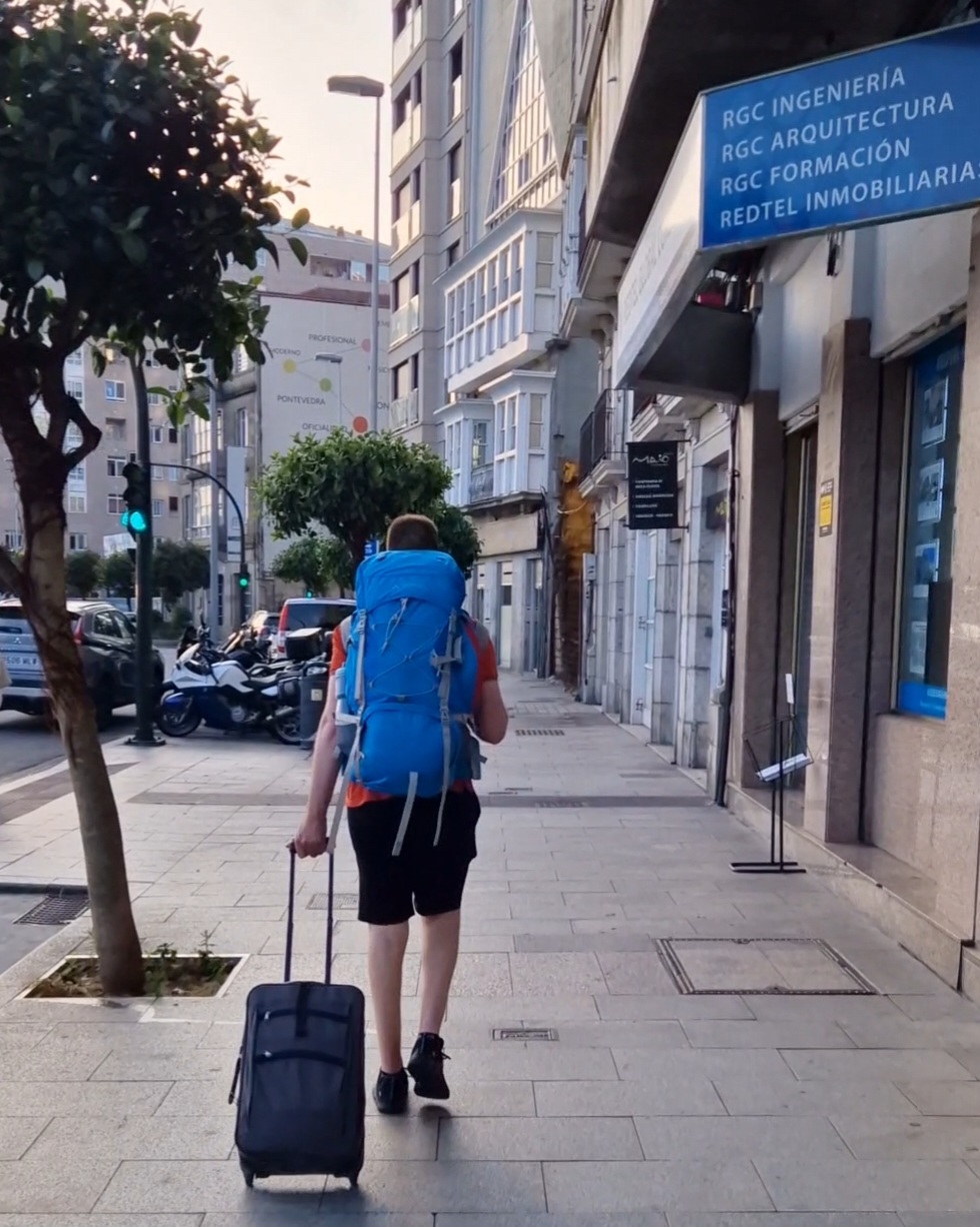 Bild auf dem Weg zum Bahnhof in Vigo mit Koffer und Rucksack