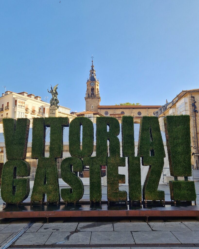 Bild vom Schriftzug Vitoria-Gasteiz auf dem Platz in der Stadt