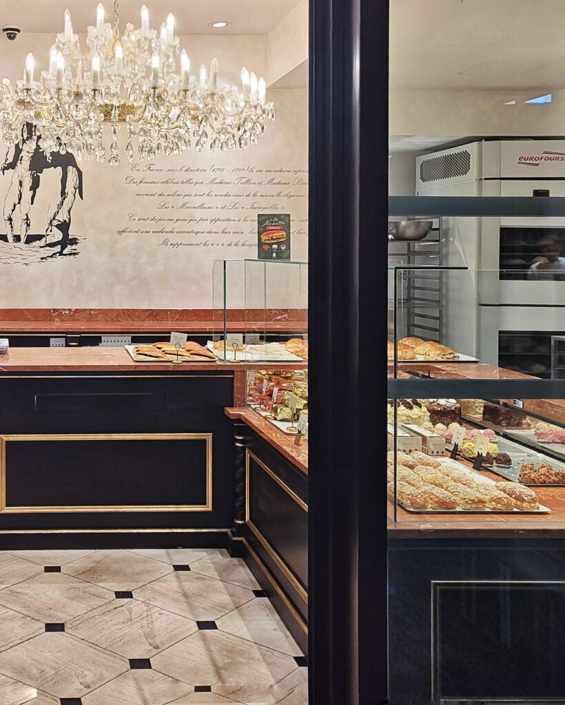 Bild von einem Geschäft am Bahnhof, welches Baguettes verkauft.