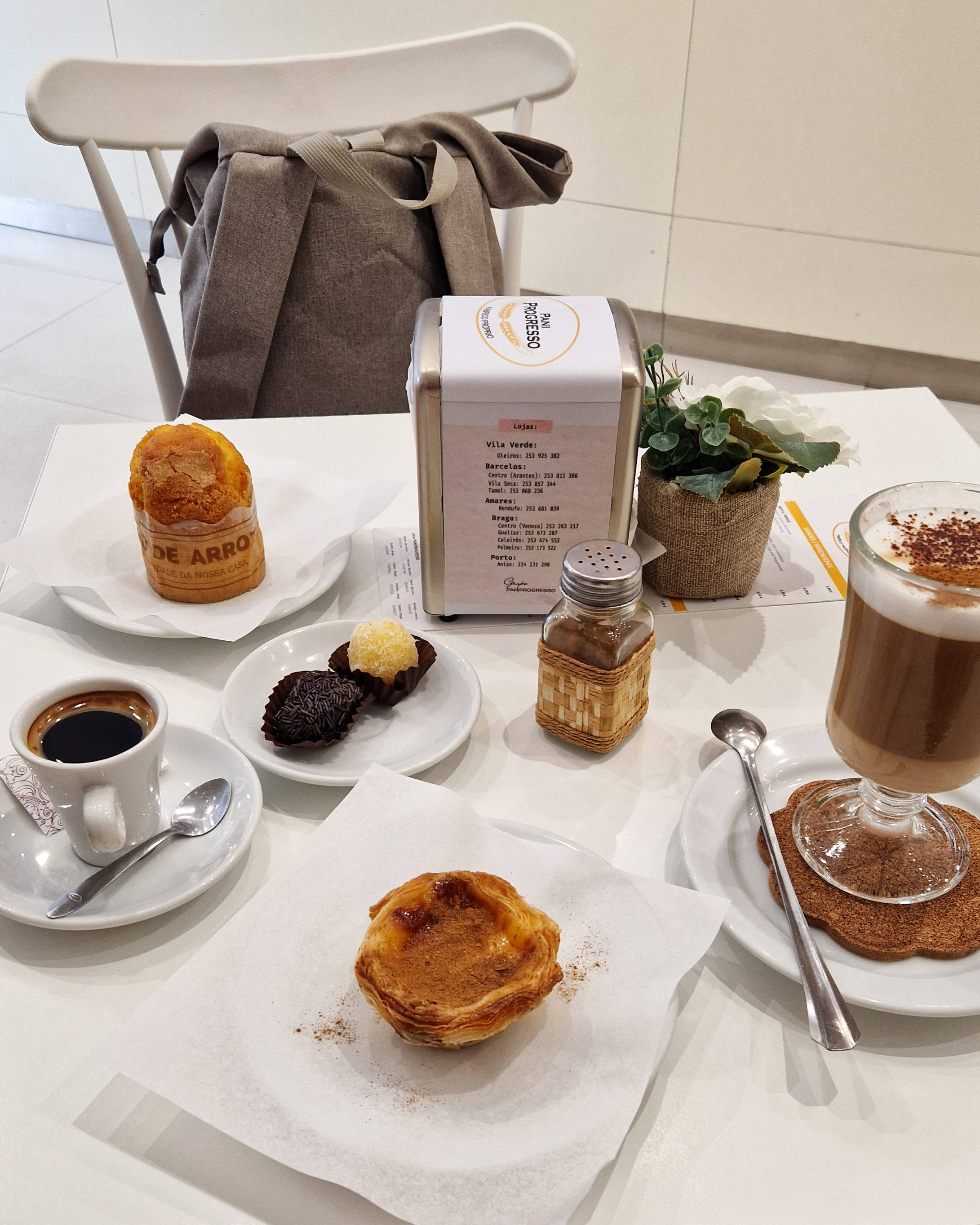 Café in der Stadtmitte mit Kaffee und allerlei süßen Stückchen, darunter Bolo de Arroz