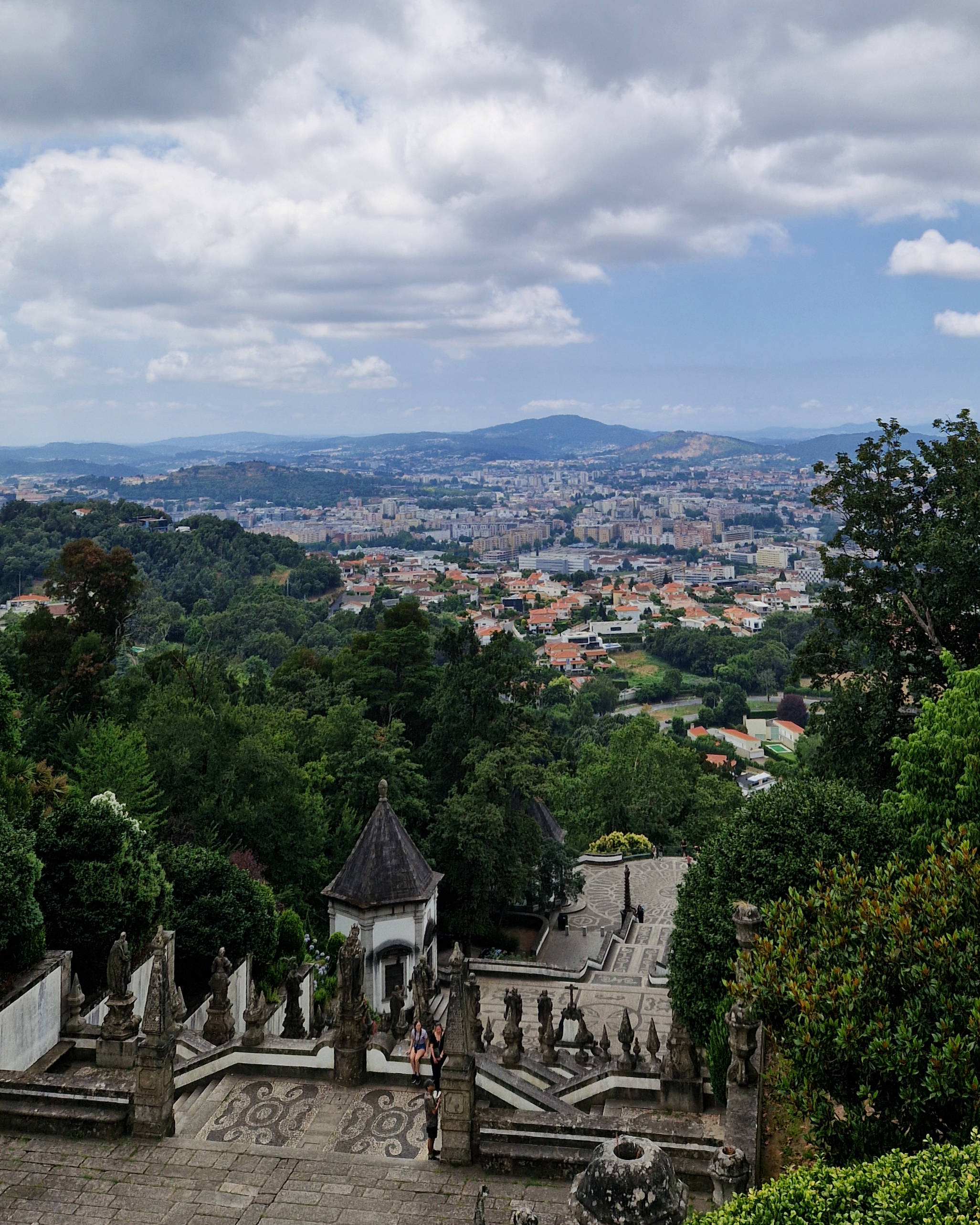 Aussicht über Braga von Bom Jesus do Monte mit Blick auf die Treppen