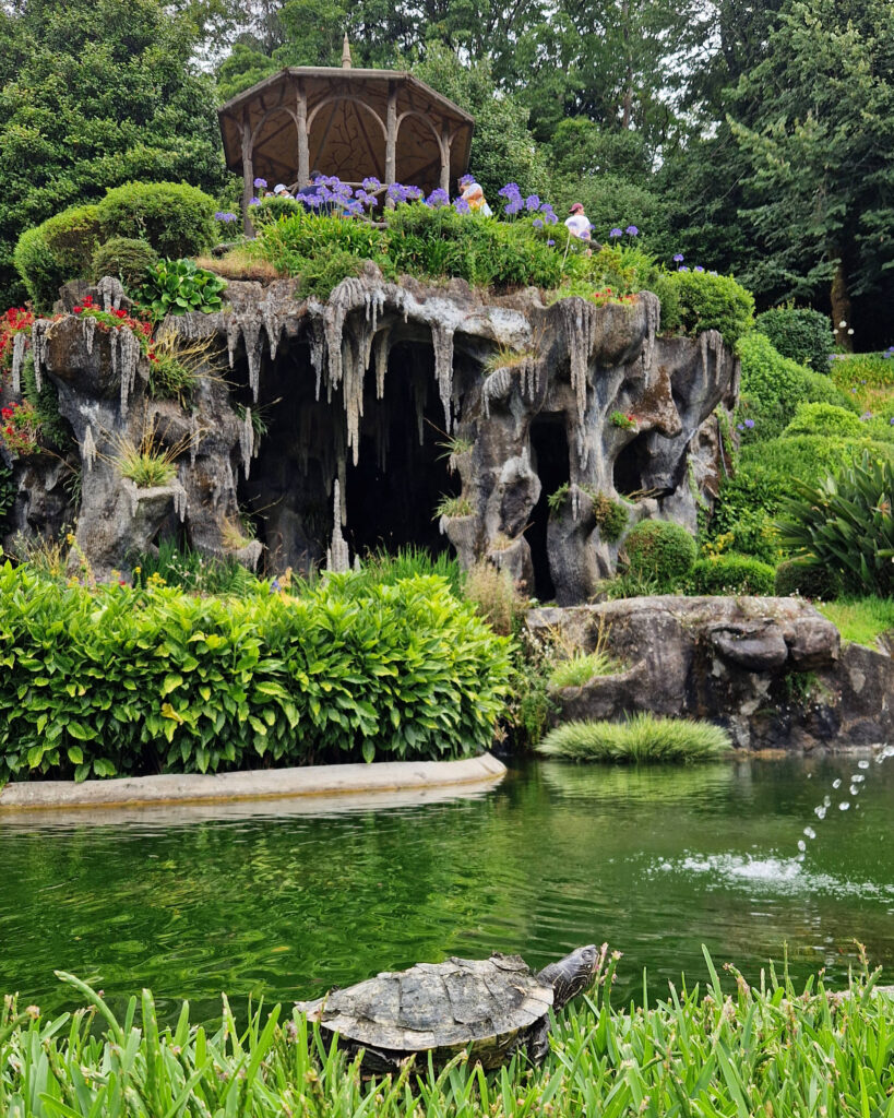 Tropfsteinhöhle mit Pavillon und Schildkröte