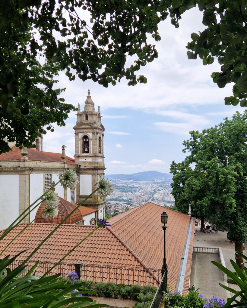 Aussicht über Braga von Bom Jesus do Monte mit Blick auf die Basilika