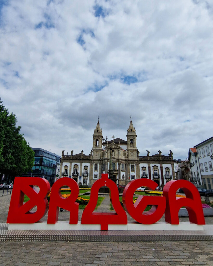 Braga Schriftzug mit Kirche im Hintergrund