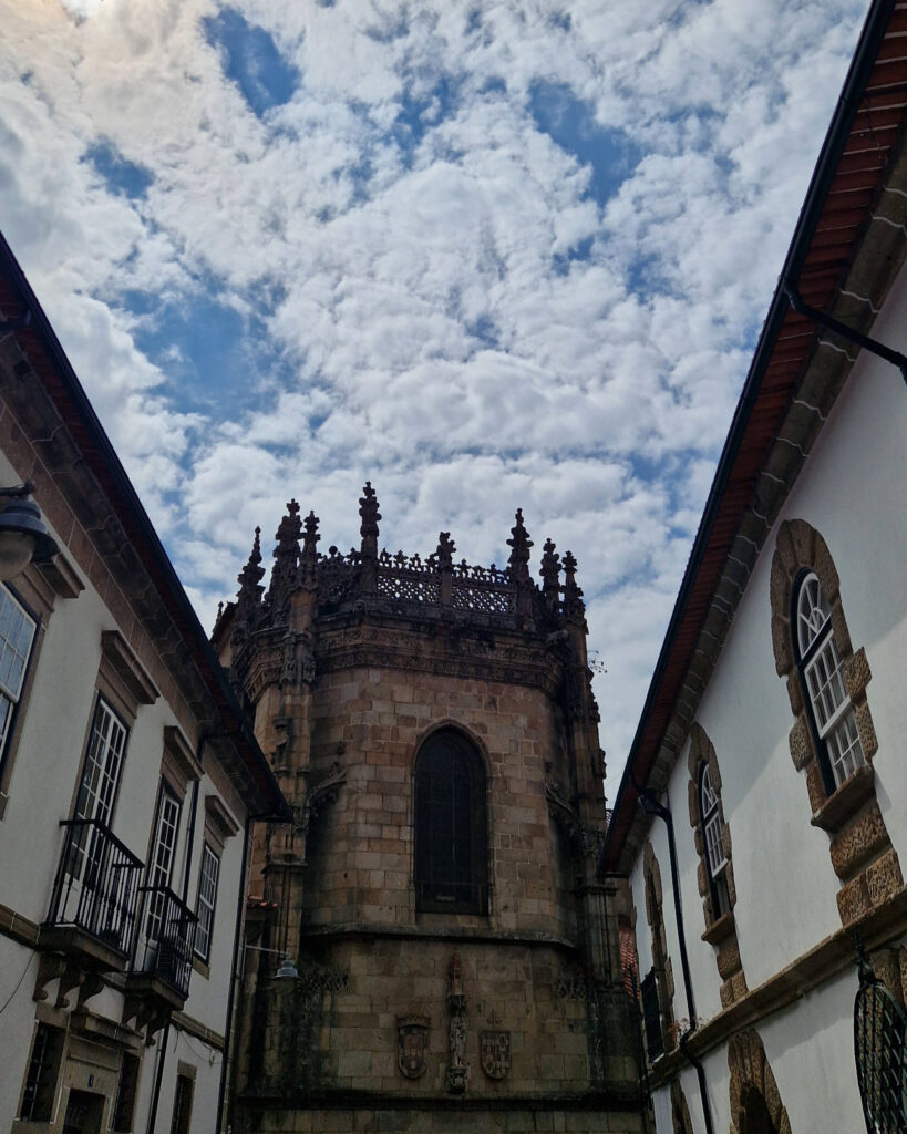 Historischer Turm im Stadtzentrum von Braga