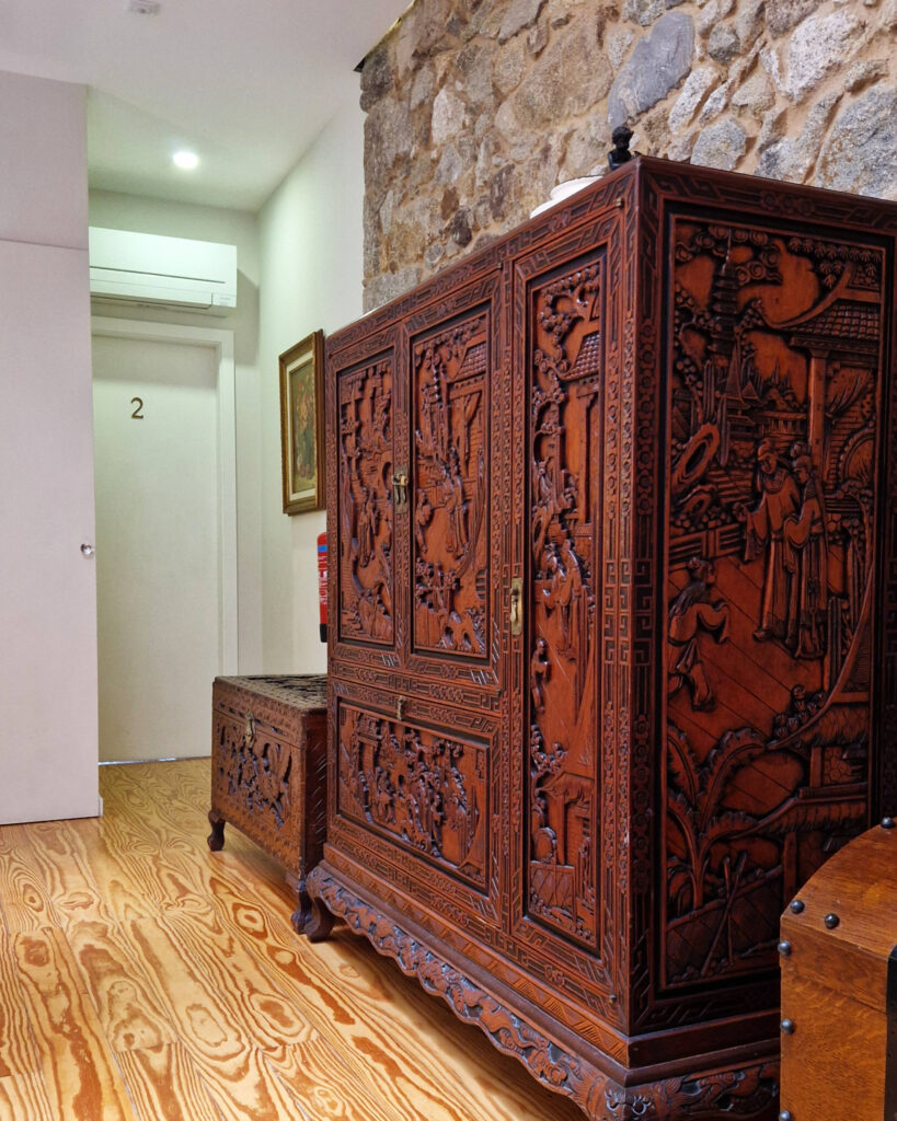 Flur mit antikem Schrank im Hotel.