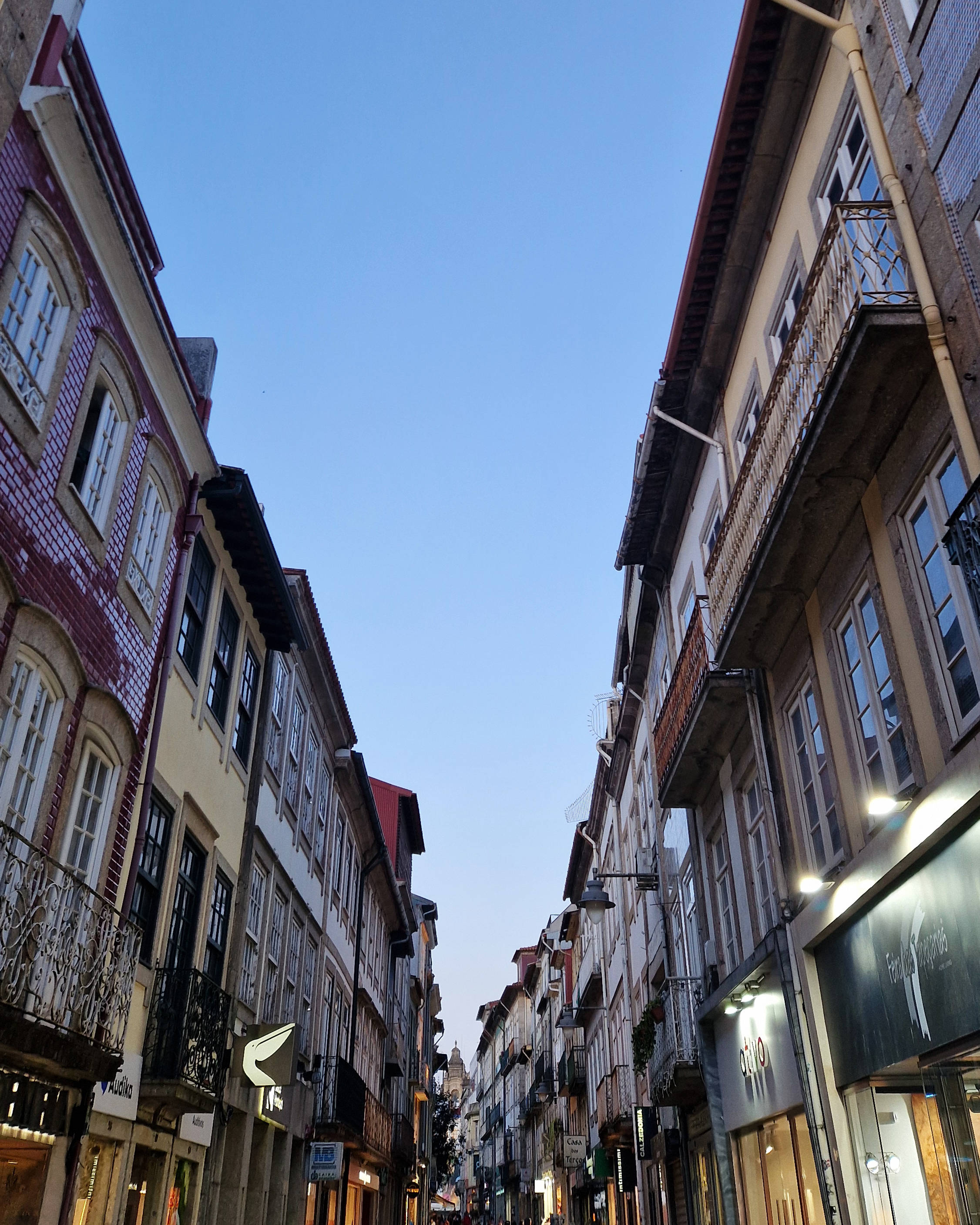 Fußgängerzone in Braga am Abend.
