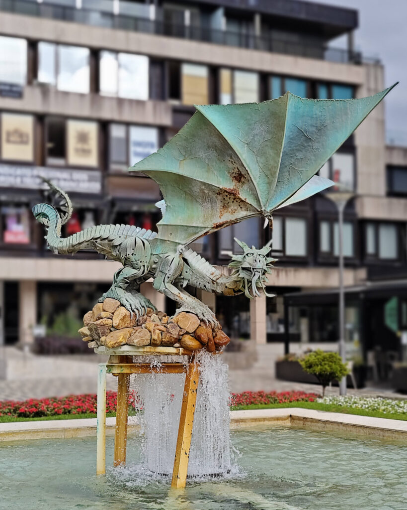 Brunnen mit Drachenskulptur aus Metall 