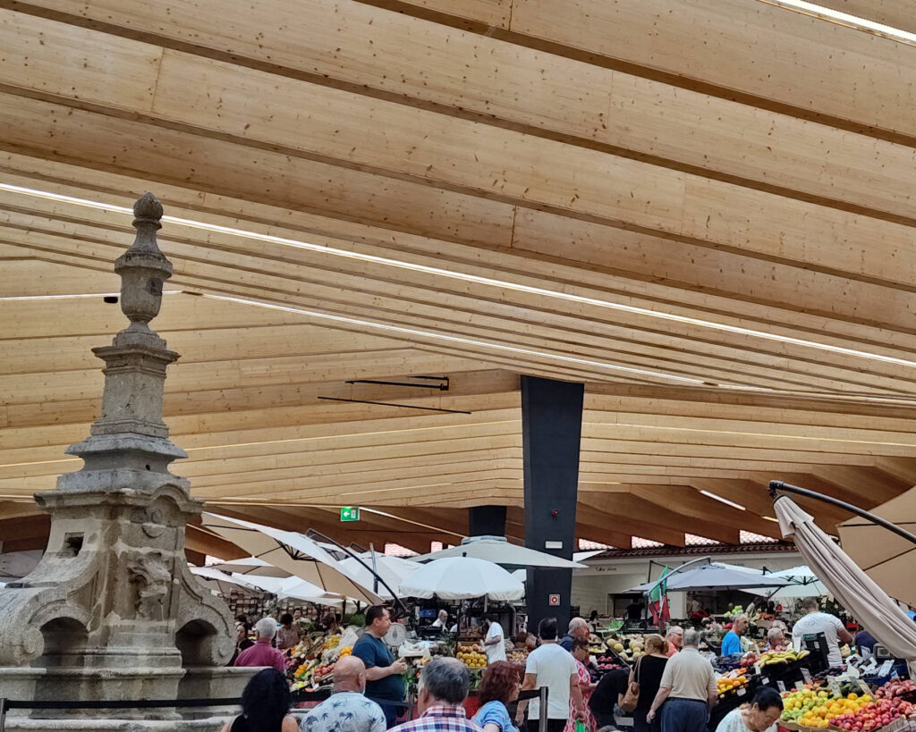 Buntes Treiben in der Markthalle von Braga